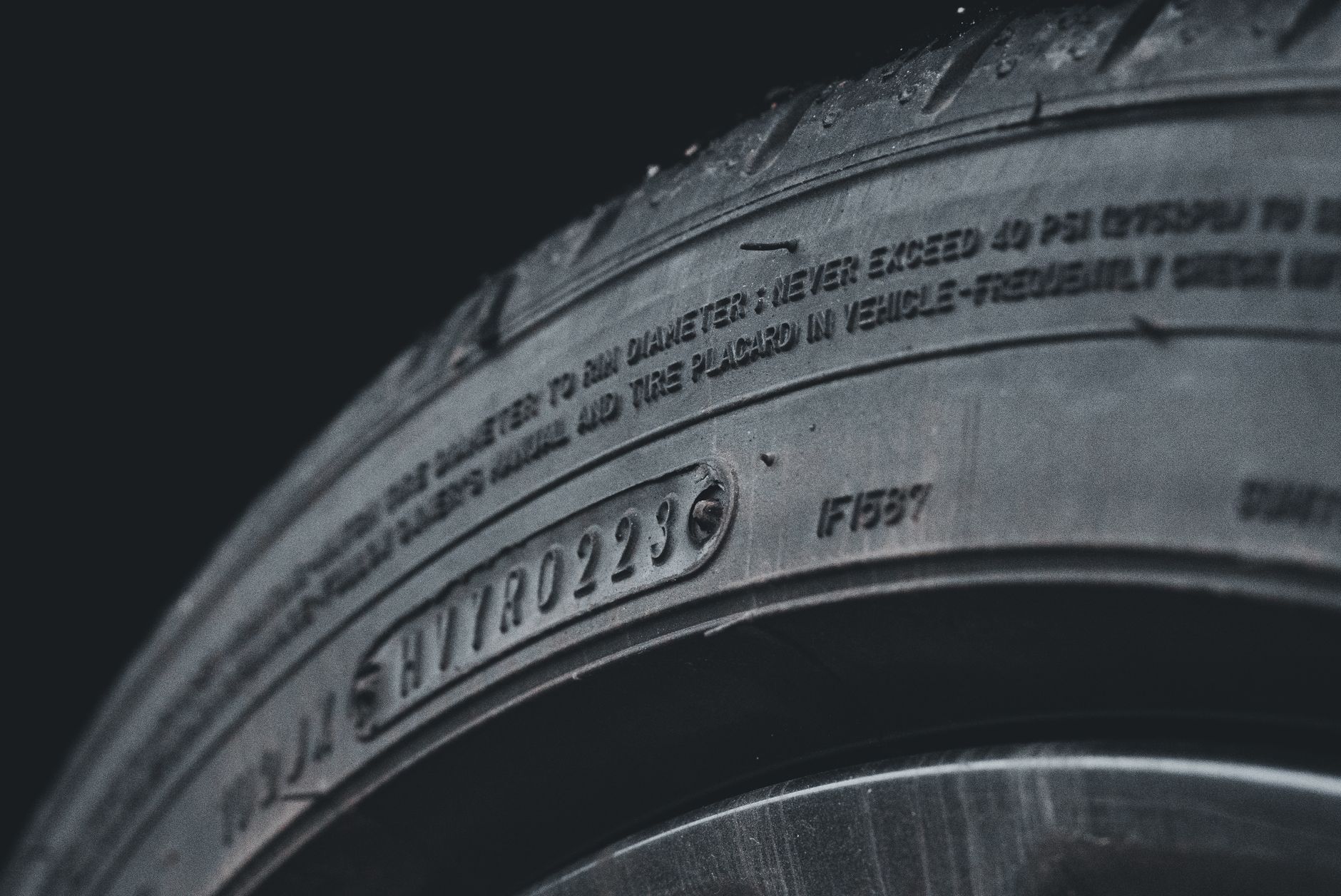 Bočnica pnevmatike z vidno oznako dimenzije 205/55 R16 91V
